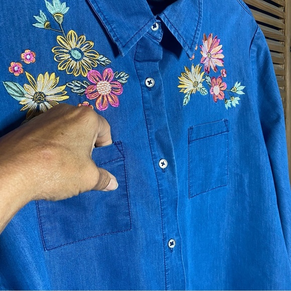 BLAIR Blue denimlite, floral embroidered convertible sleeve button down size 3XL - Picture 7 of 11